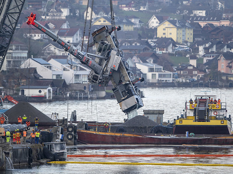 Récupération d'une grue mobile dans le lac des Quatre-Cantons
