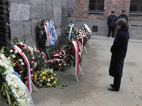 Simonetta Sommaruga à Auschwitz pour les commémorations