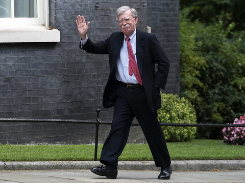Interdiction à Bolton de publier des informations confidentielles