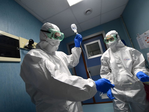 Le bilan de l'épidémie passe à 213 morts, les pays se préparent