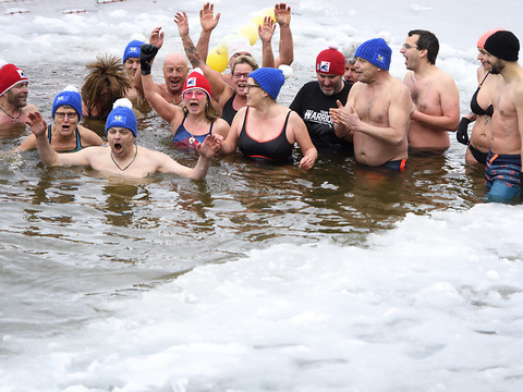 9e Fête du Froid à La Brévine: baignade dans le lac des Taillères