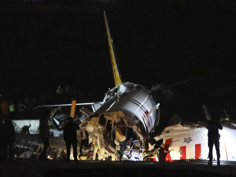 Un avion sort de la piste à Istanbul: trois morts et 179 blessés