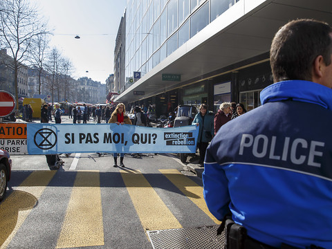 Genève: Extinction Rebellion bloque l'accès à un parking public