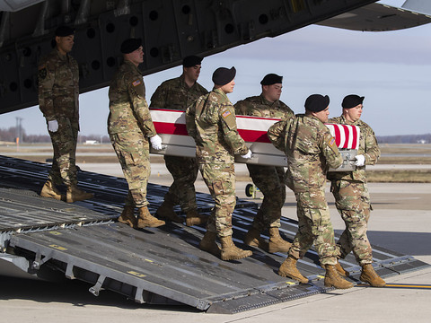 Forces afghanes et américaines ciblées par des 