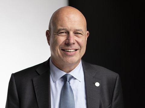 Congé paternité supportable pour les PME, selon F. Regazzi
