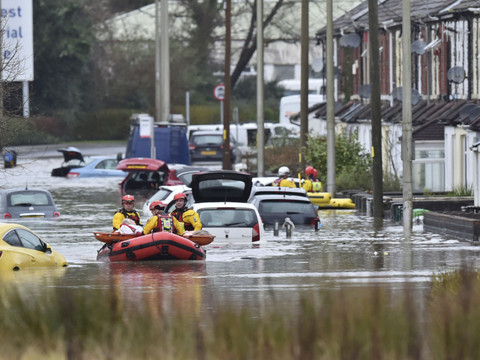 Tempête Dennis: un mort au Royaume-Uni, foyers sans électricité en France