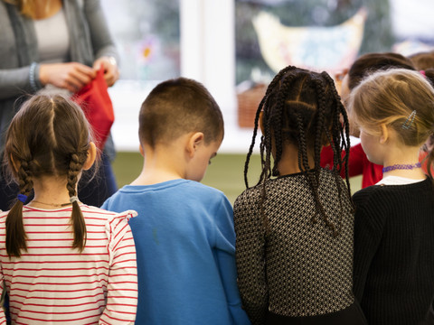 Les enfants bilingues gesticulent autrement