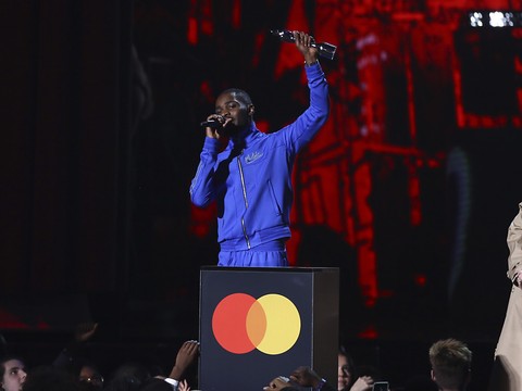L'album engagé du rappeur Dave rafle la mise aux Brit Awards