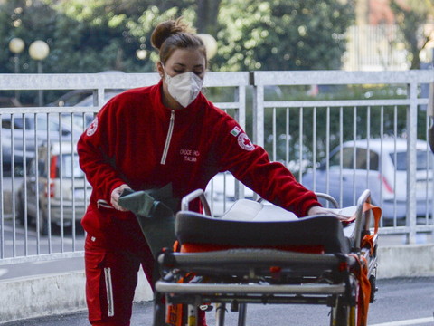 Coronavirus: l'OMS affirme que le temps presse et s'inquiète de l'apparition de cas atypiques
