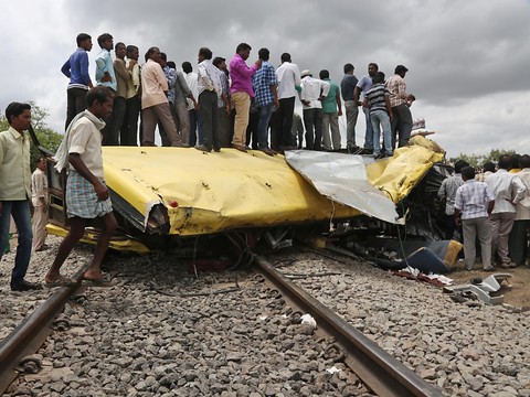 Pakistan: 18 morts dans une collision entre un train et un bus