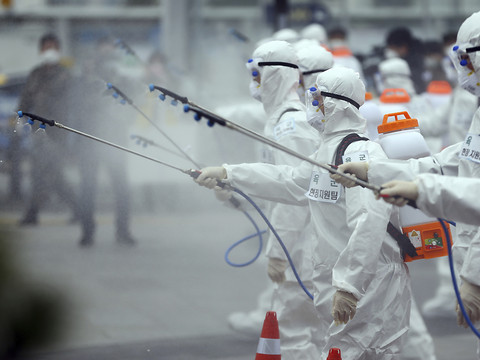 Le coronavirus continue de se propager et déstabilise l'économie