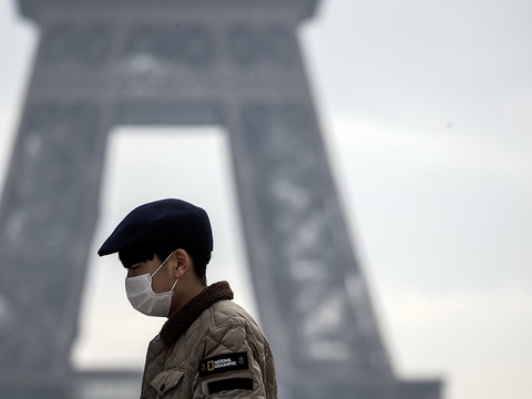 La France annule à son tour les grands rassemblements publics