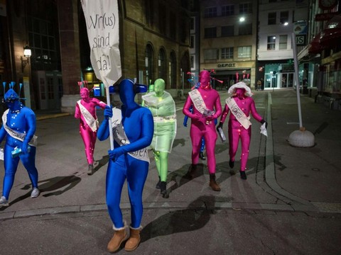 Centaines de Bâlois dans les rues malgré l'annulation du carnaval
