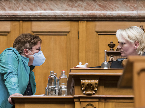 Isabelle Moret demande à Mme Martullo Blocher d'enlever son masque