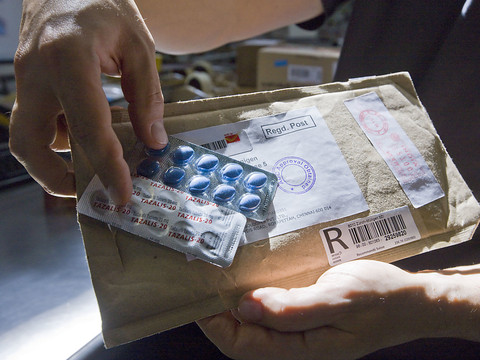 Saisies d'armes, de médicaments et d'articles de marque en hausse