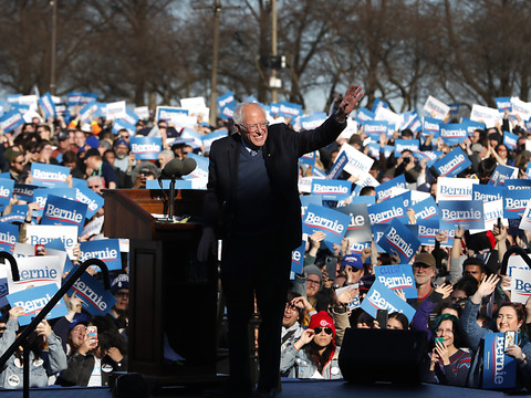 Biden et Sanders engrangent les soutiens avant leur premier duel