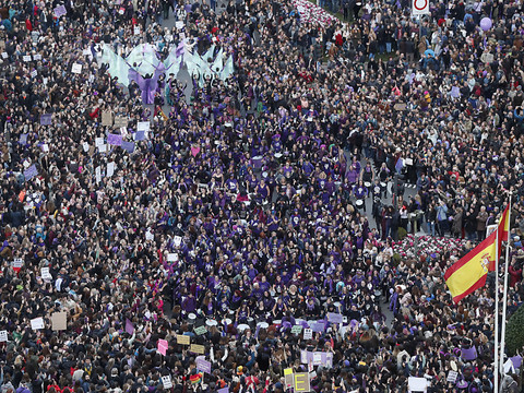 Très forte mobilisation des femmes en Espagne et au Chili