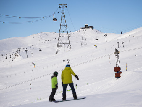 Parts égales entre Suisses et étrangers dans les hôtels en janvier