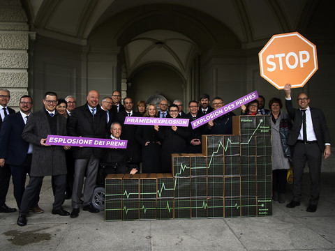 L'initiative pour freiner les coûts de la santé déposée avec 119'000 signatures