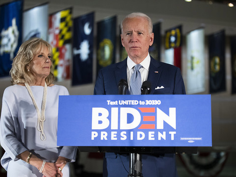 Le candidat Joe Biden prend de l'avance et tend la main à son rival