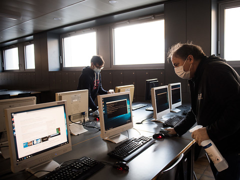 Les cas de Covid-19 continuent de grimper en Suisse