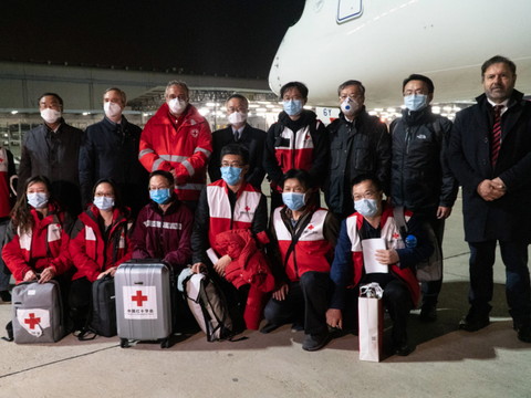 Arrivée à Rome d'experts chinois et de plusieurs tonnes d'aide