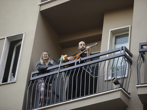 Privés de sortie, les Italiens chantent au balcon