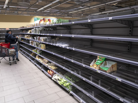 Coronavirus: des rayons vidés dans les magasins suisses