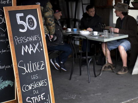 Bars et restos vaudois doivent fermer à 22h00