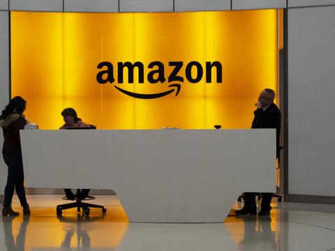 Amazon augmente les salaires et recrute pour répondre à la demande