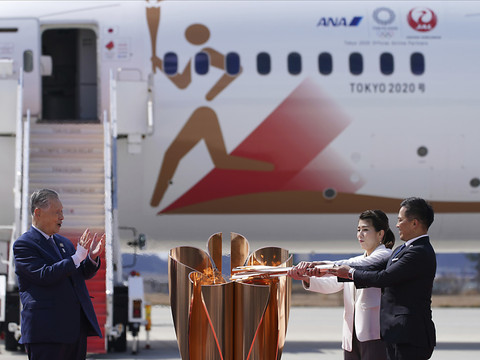 La flamme olympique de Tokyo 2020 au Japon, mais les JO en suspens