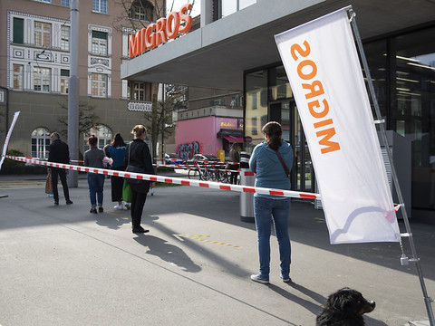 Obligation de faire la queue chez Migros et Coop