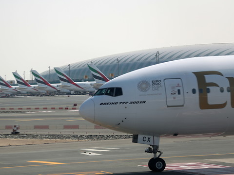 Les Emirats arabes unis suspendent tous les vols de passagers