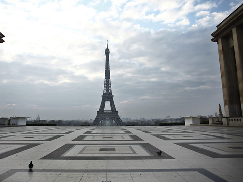 Hommage de la Tour Eiffel tous les soirs aux personnes mobilisées