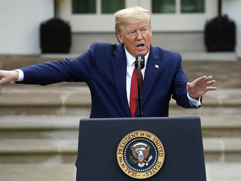 Trump prédit un pic des décès dus au Covid-19 dans 