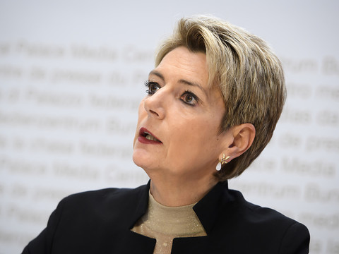 Karin Keller-Sutter opposée à un confinement total