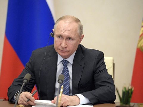 Poutine déclare le mois d'avril chômé avec salaire
