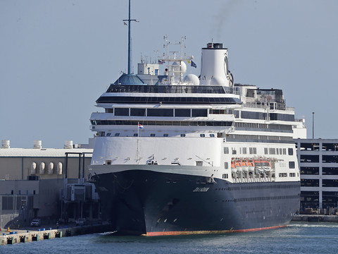 Le Zaandam avec ses passagers malades accoste en Floride