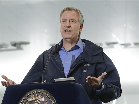 New-York: le maire appelle à se couvrir le visage pour sortir
