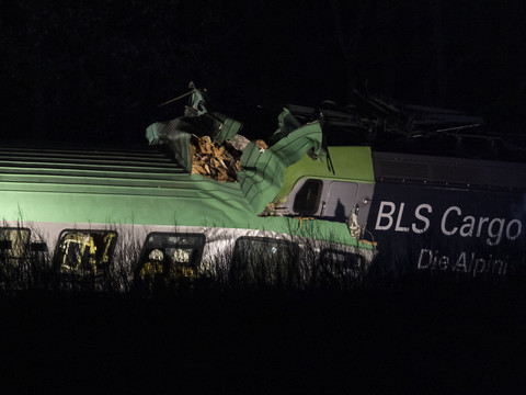 Un train marchandise du BLS déraille: un mort