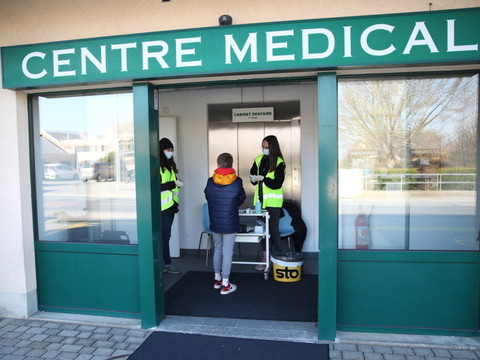 Centres médicaux renforcés pour endiguer le flux vers les hôpitaux