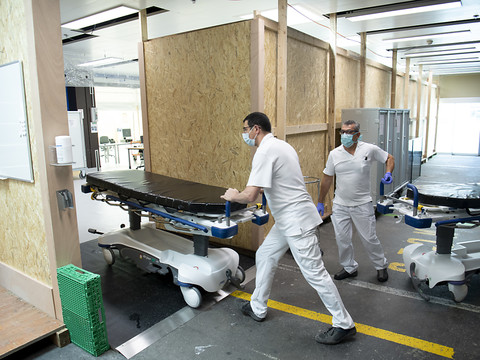 Le garage des ambulances du CHUV transformé en hôpital