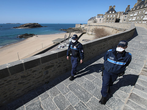 France: les grands moyens pour éviter les départs en vacances