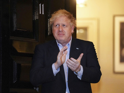 Boris Johnson, atteint du Covid-19, hospitalisé pour des examens