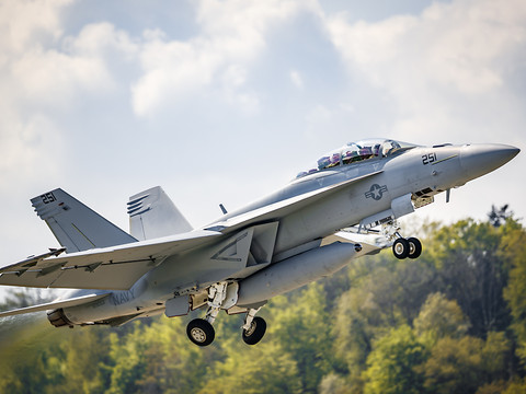 Crash du F/A-18 en 2016: le contrôleur aérien serait en cause