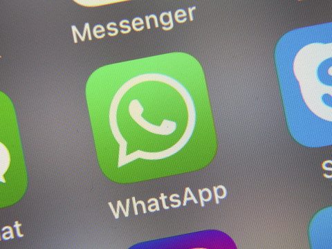 WhatsApp bride le partage massif de messages