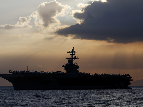 Porte-avions contaminé: le secrétaire à l'US Navy démissionne