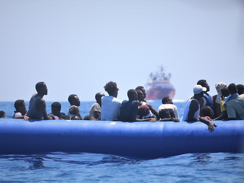 Migrants: les ONG critiquent la fermeture des ports en Italie