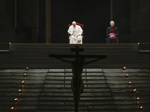 Coronavirus: le pape François rend hommage aux soignants décédés