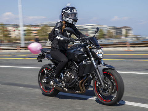 Motard et conducteur pied au plancher